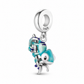 Charm Chameleon en una rama colgante
