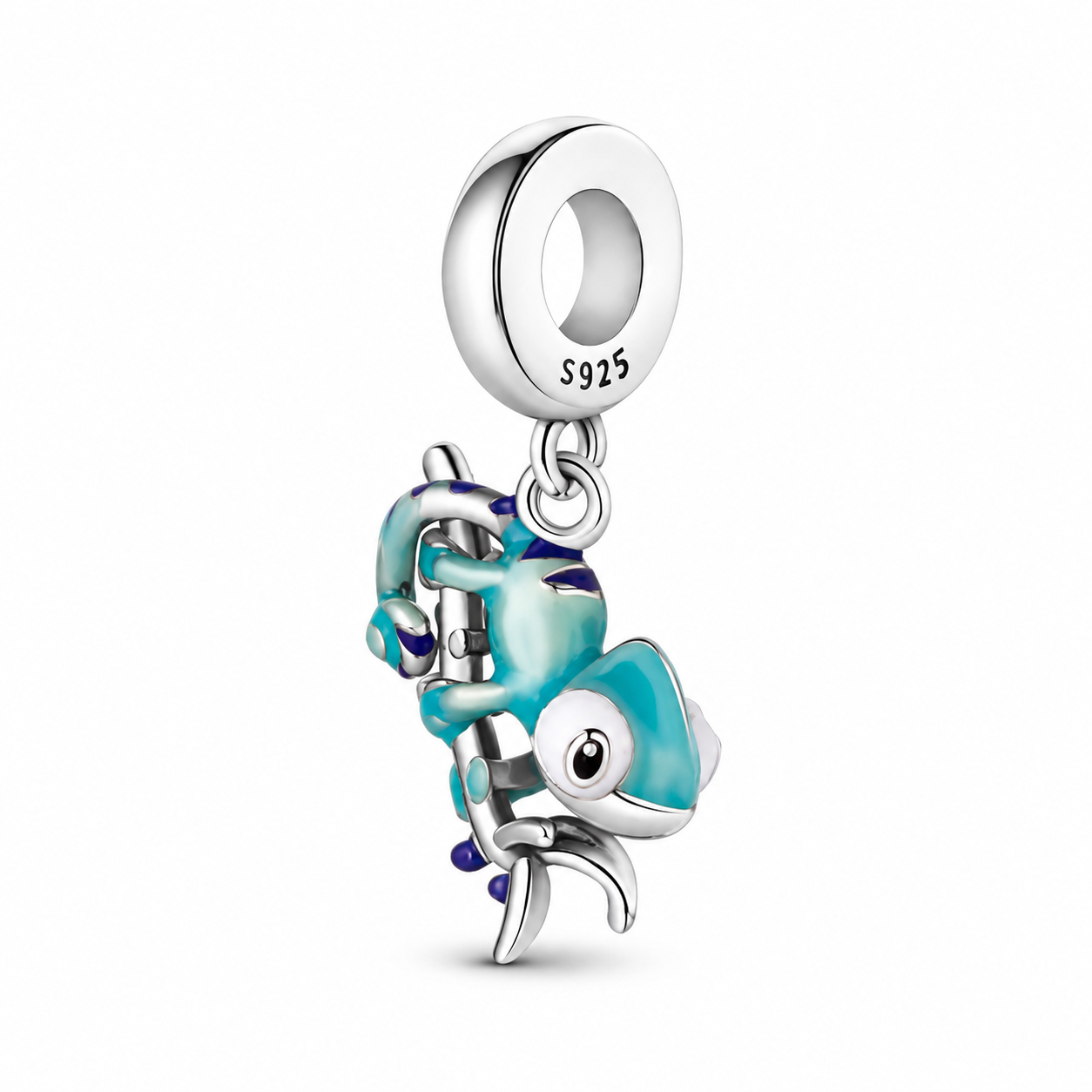 Charm Chameleon en una rama colgante