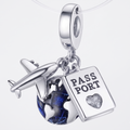 Charm Pasaporte, avión, mundo colgante