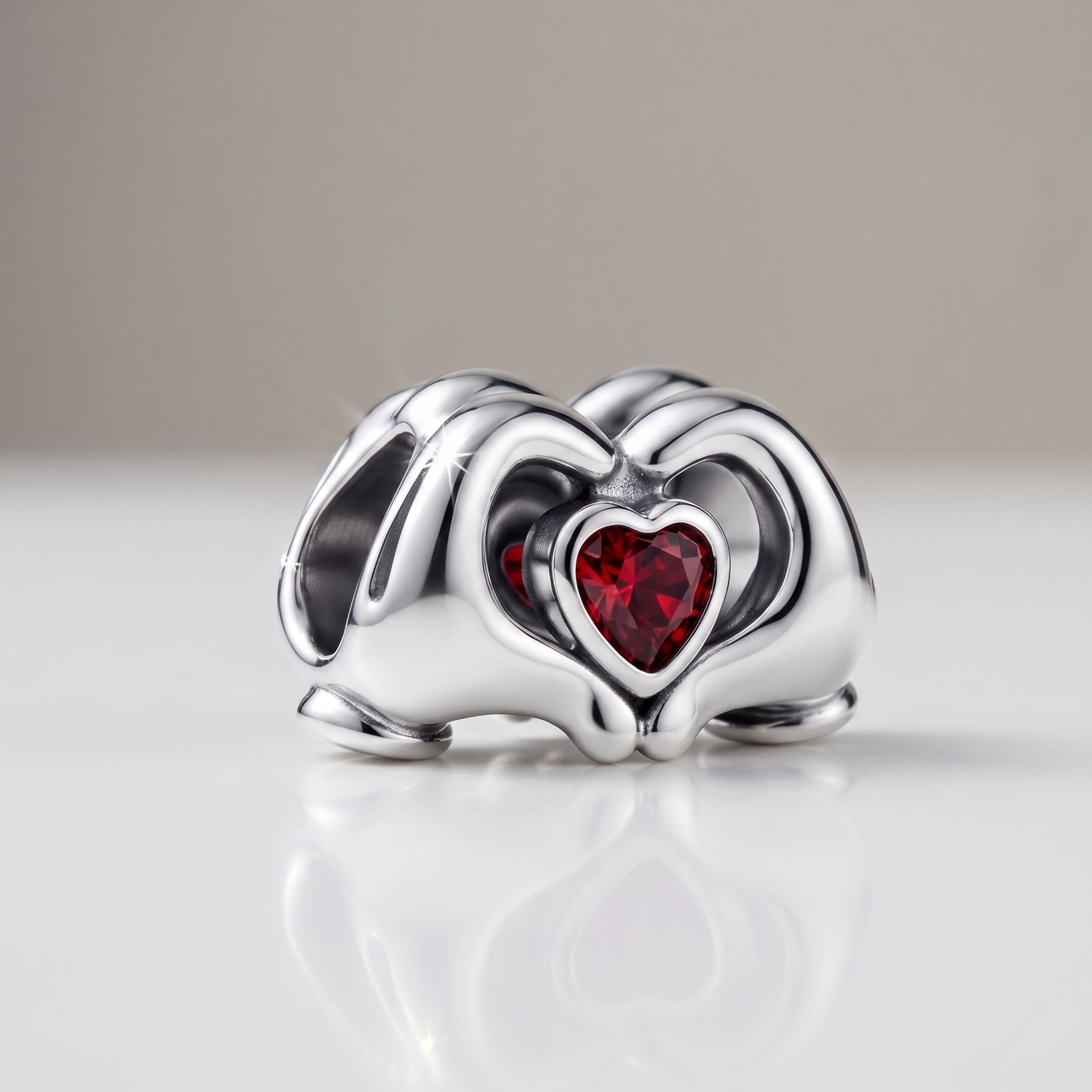Charm Manos Mickey con corazón rojo separador